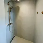 Renovated 1918 House By The Sea In בית נופש