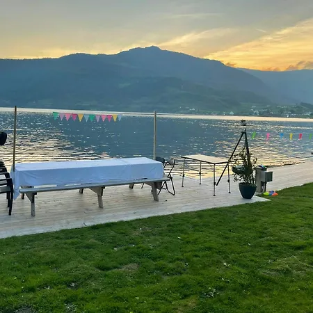 Vakantiehuis Renovated 1918 House By The Sea In Sandeid