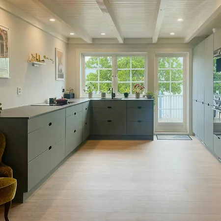 Renovated 1918 House By The Sea In