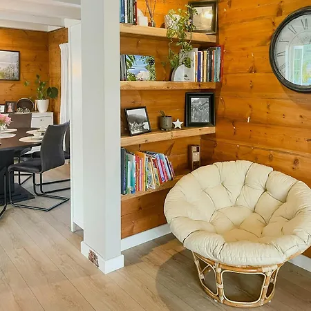 Vakantiehuis Renovated 1918 House By The Sea In Sandeid