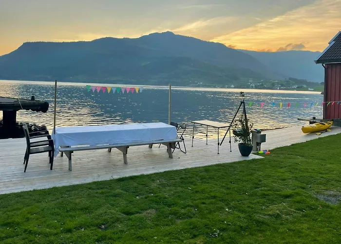 Vakantiehuis Renovated 1918 House By The Sea In Sandeid