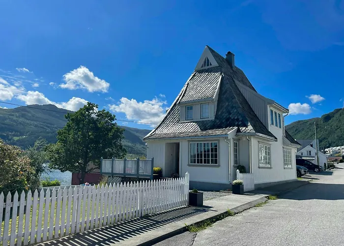 Renovated 1918 House By The Sea In
