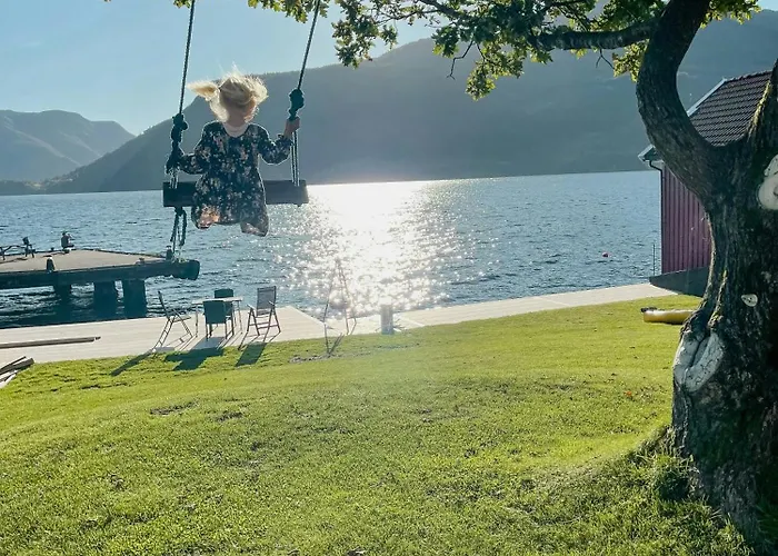 Vakantiehuis Renovated 1918 House By The Sea In