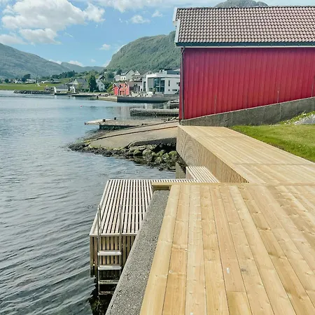 Renovated 1918 House By The Sea In Feriehus